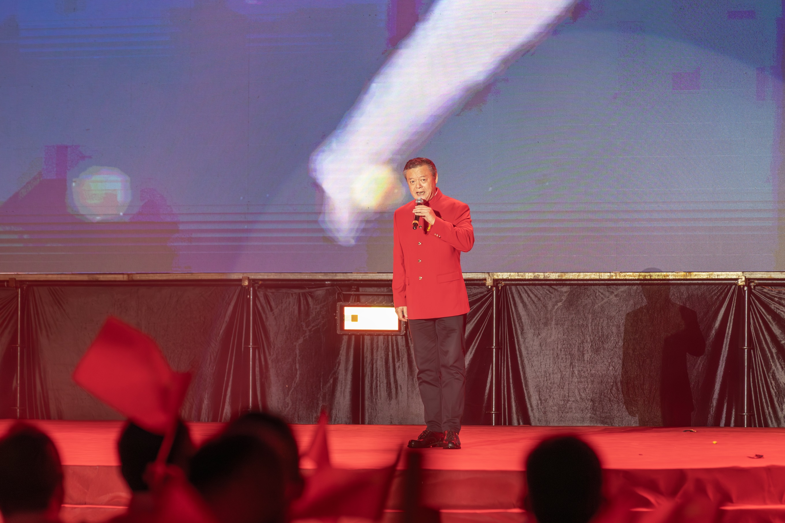 國(guó)家一級(jí)演員、男高音歌唱家周琦深情演唱《把一切獻(xiàn)給黨》。（攝影：杜海洪）.jpg