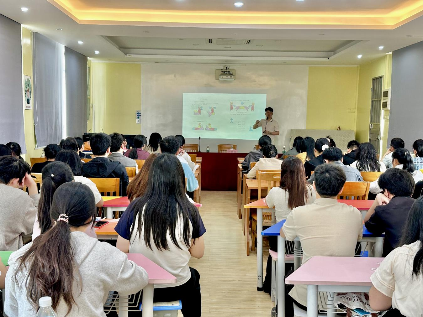 七巧啟智，共促科技教育——云浮市第五屆青少年科技七巧板創(chuàng)意制作競賽教師培訓班（郁南站）在都城鎮(zhèn)錦江小學舉辦1.png