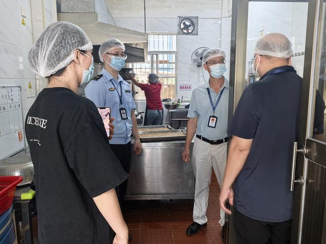 郁南縣市場監(jiān)督管理局開展2025年養(yǎng)老機構食堂“綜合查一次”聯(lián)合執(zhí)法檢查照片2.jpg